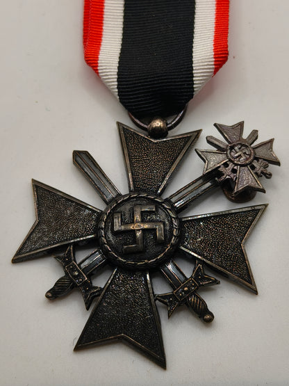 Medalla cruz KVK con espadas. Modelo español. Posguerra
