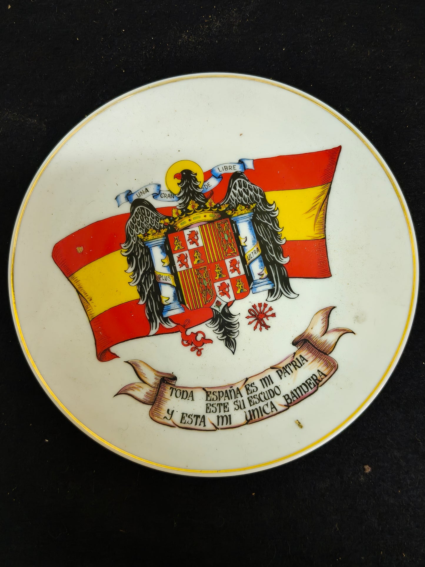 Plato escudo de España época Franco