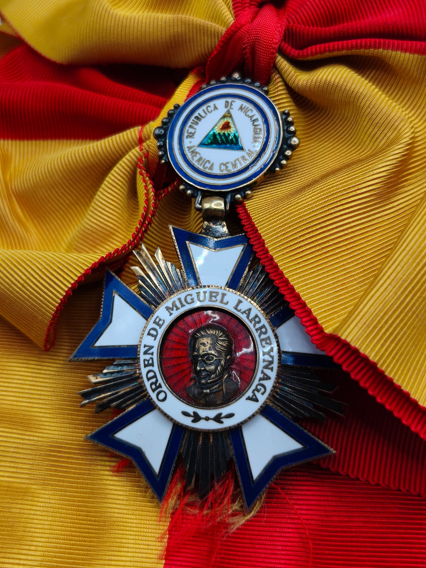 Orden de Miguel Larreynaga Gran Cruz (Nicaragua)