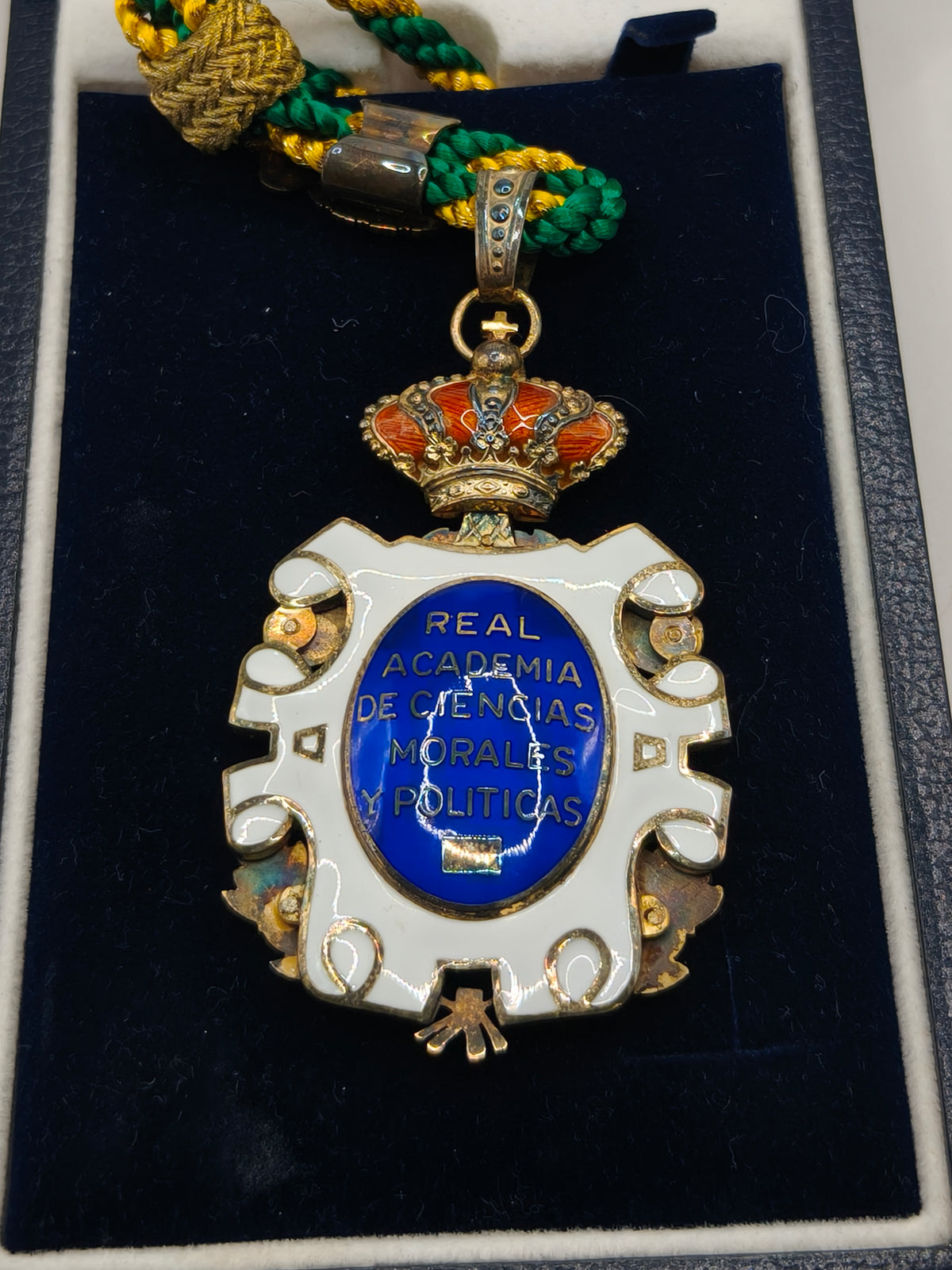 Enameled Medal Order of Scients and Arts Merit. Spain