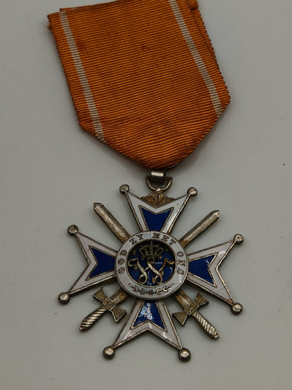 Medalla de la Orden de Orange con espadas. Modelo portugués.