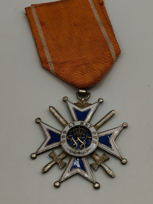 Medalla de la Orden de Orange con espadas. Modelo portugués.