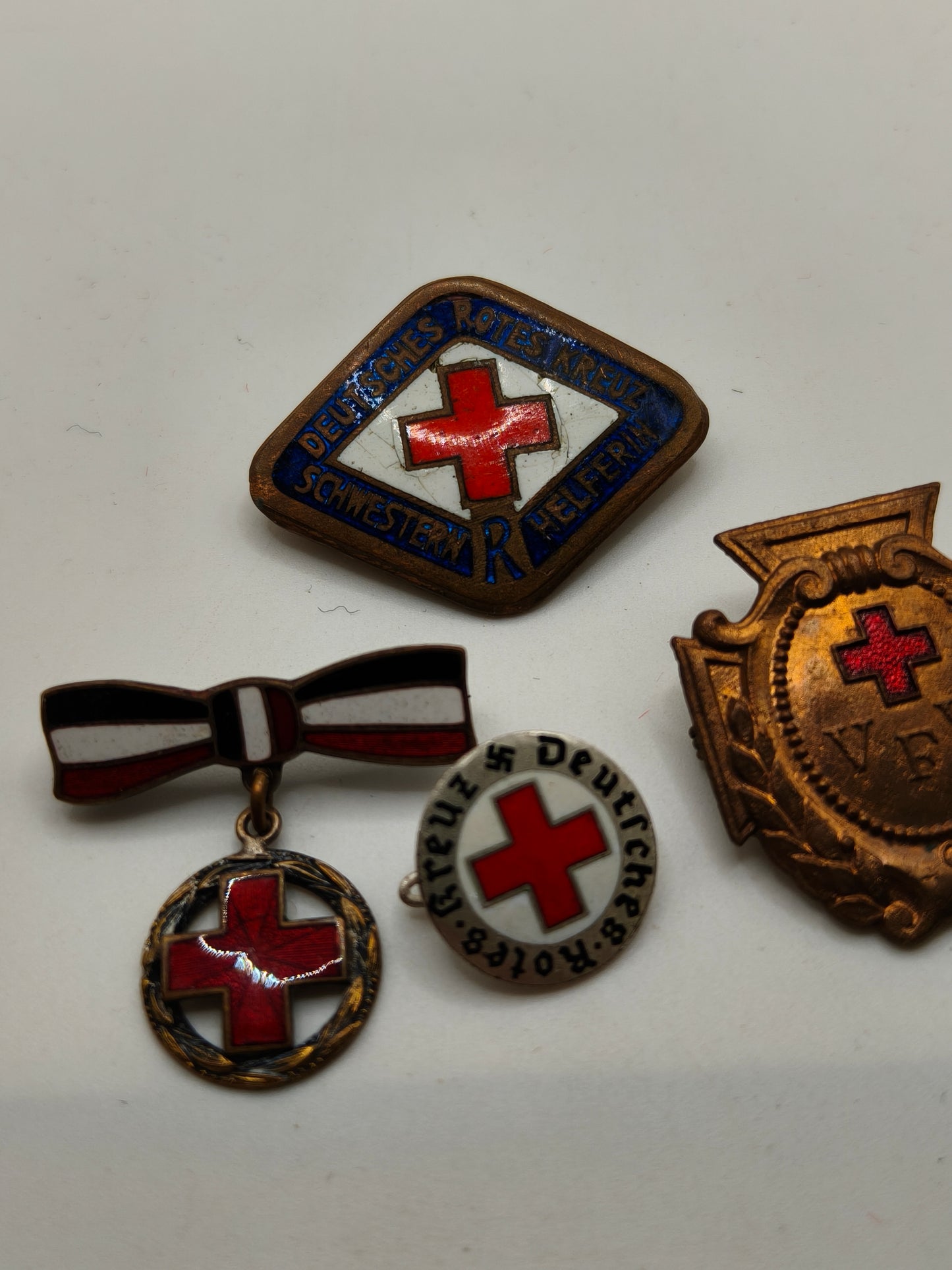 Lote insignias cruz roja alemana . IIWW and Post