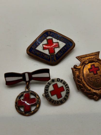 Lote insignias cruz roja alemana . IIWW and Post