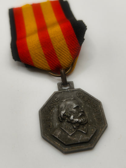 Medalla División Garibaldi con cinta guerra de España