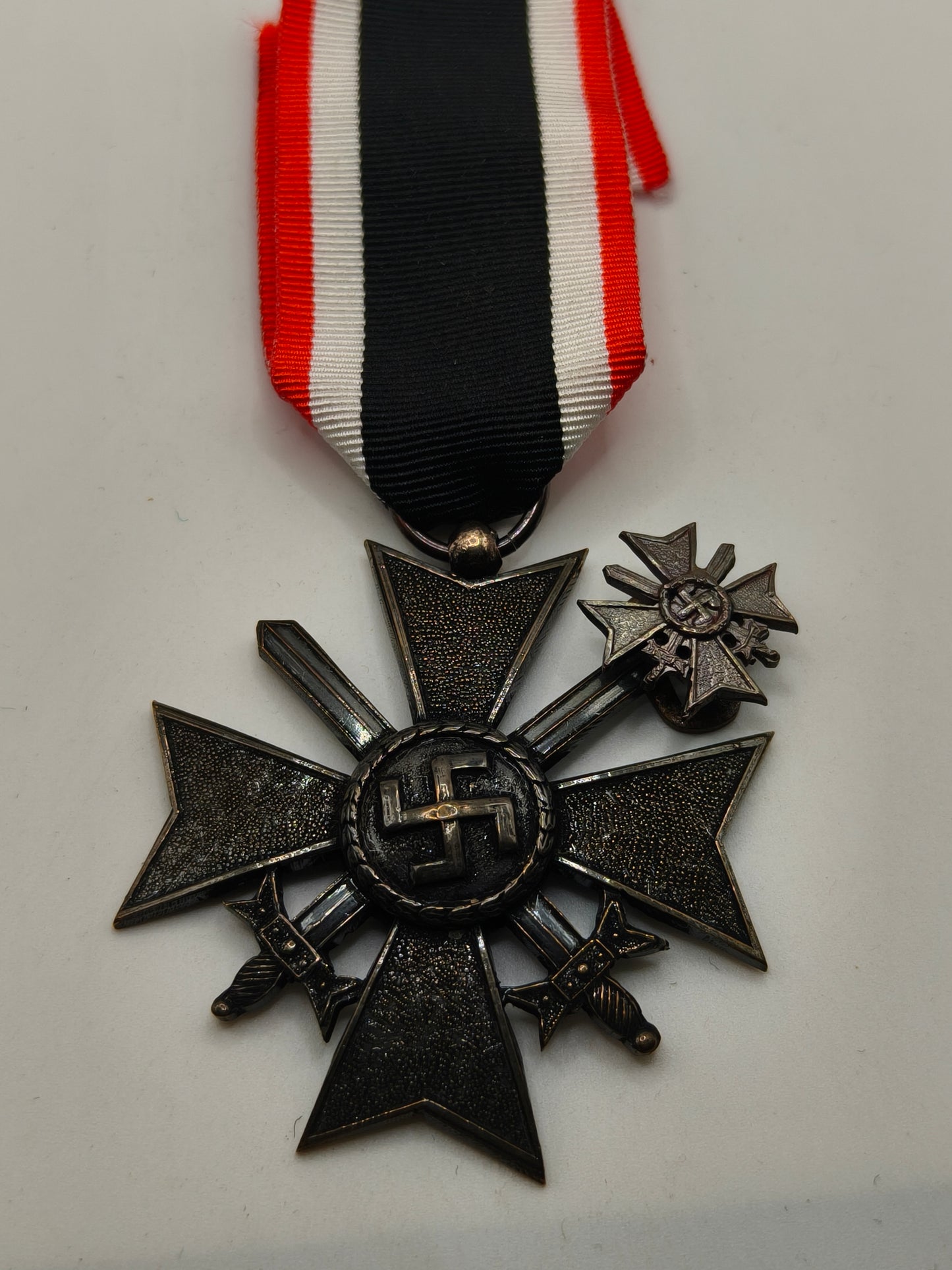 Medalla cruz KVK con espadas. Modelo español. Posguerra