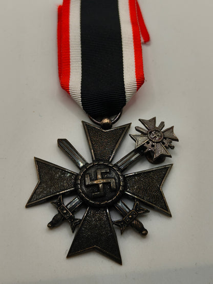 Medalla cruz KVK con espadas. Modelo español. Posguerra
