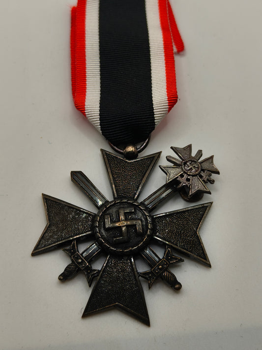 KVK-Kreuz-Medaille mit Schwertern. Spanisches Modell. Nachkriegszeit