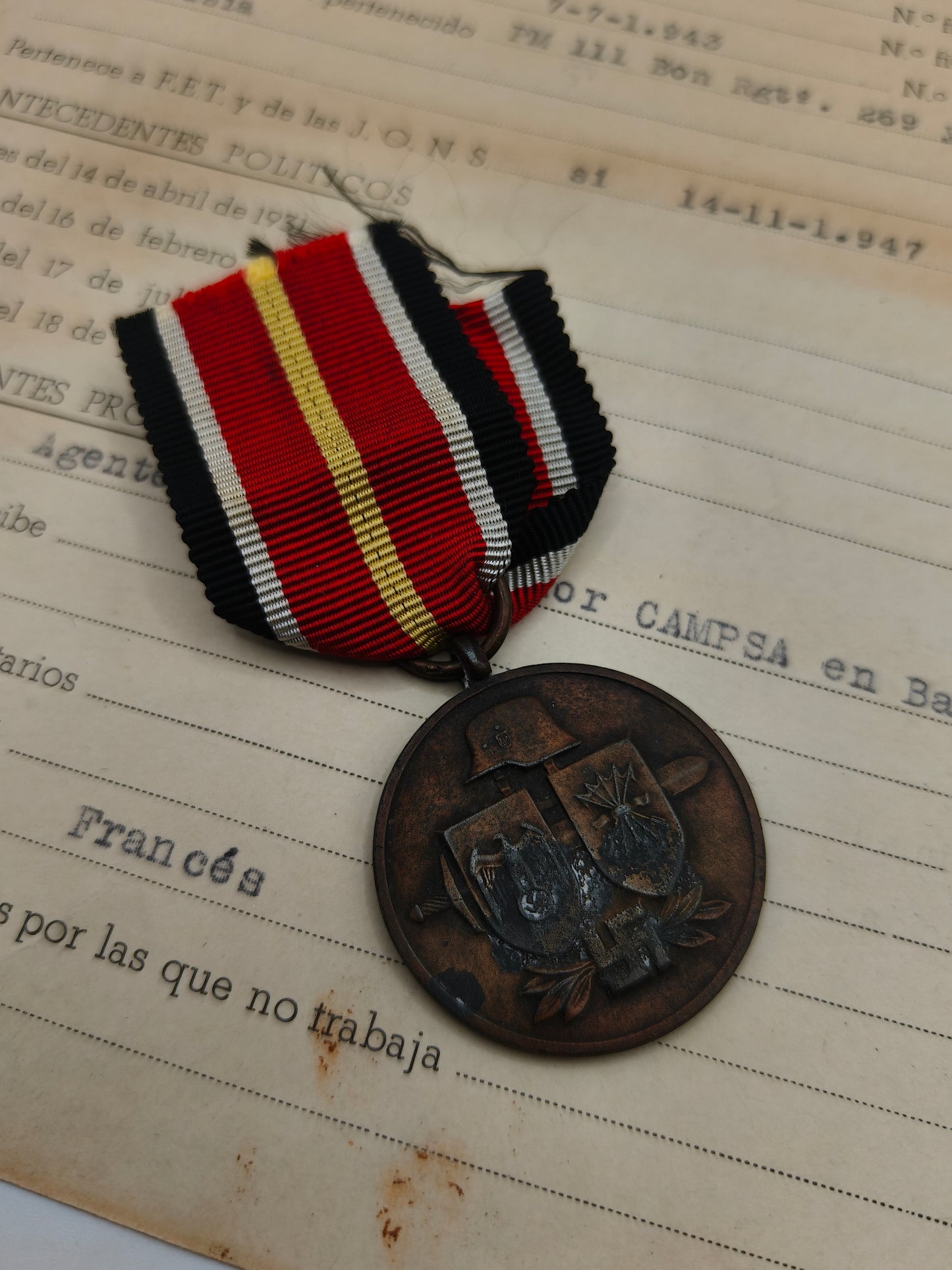 Medalla anti bolchevique con documento división azul. IIWW