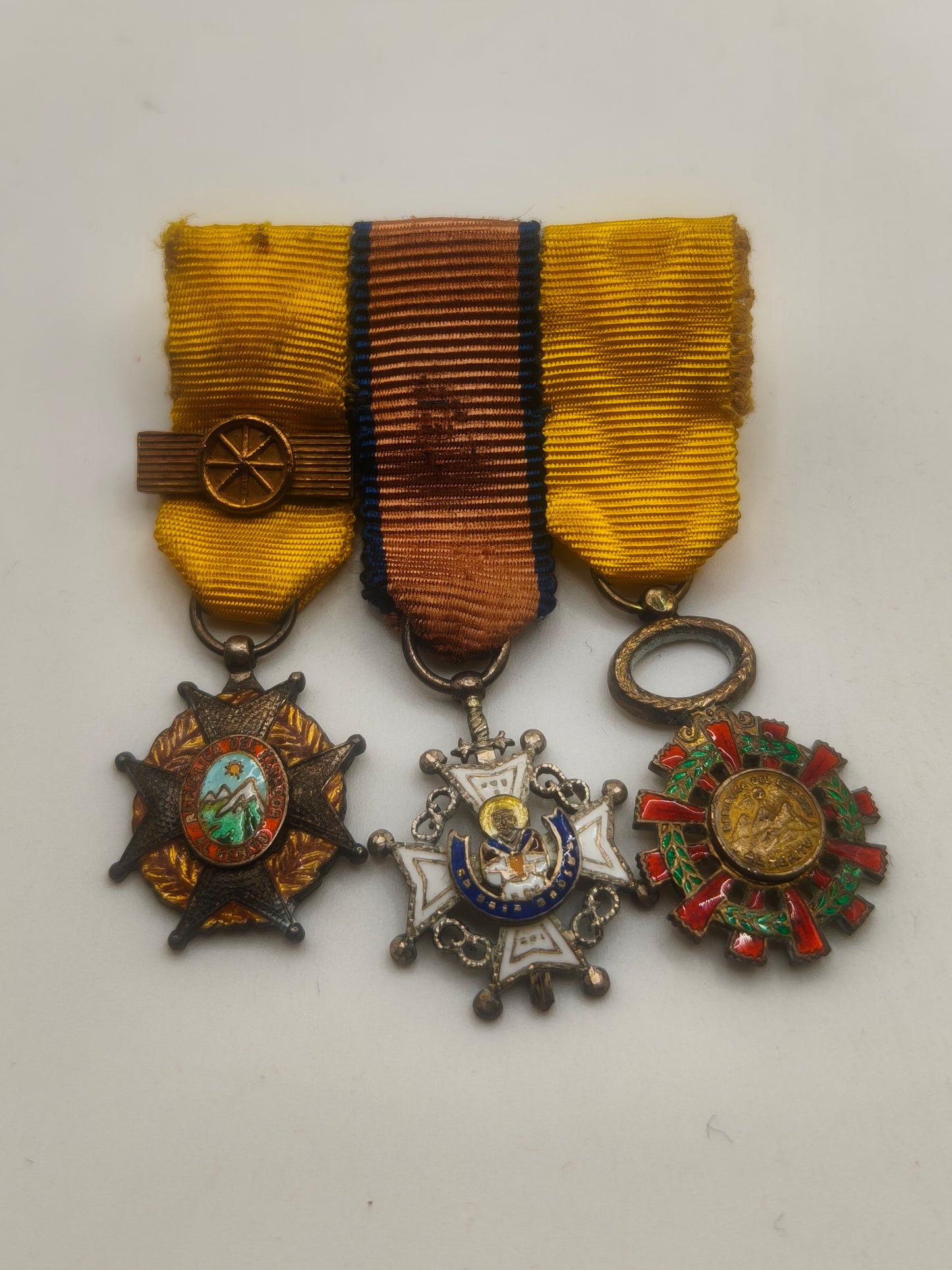 Pasador tres medallas miniatura Orden Ecuador, España .