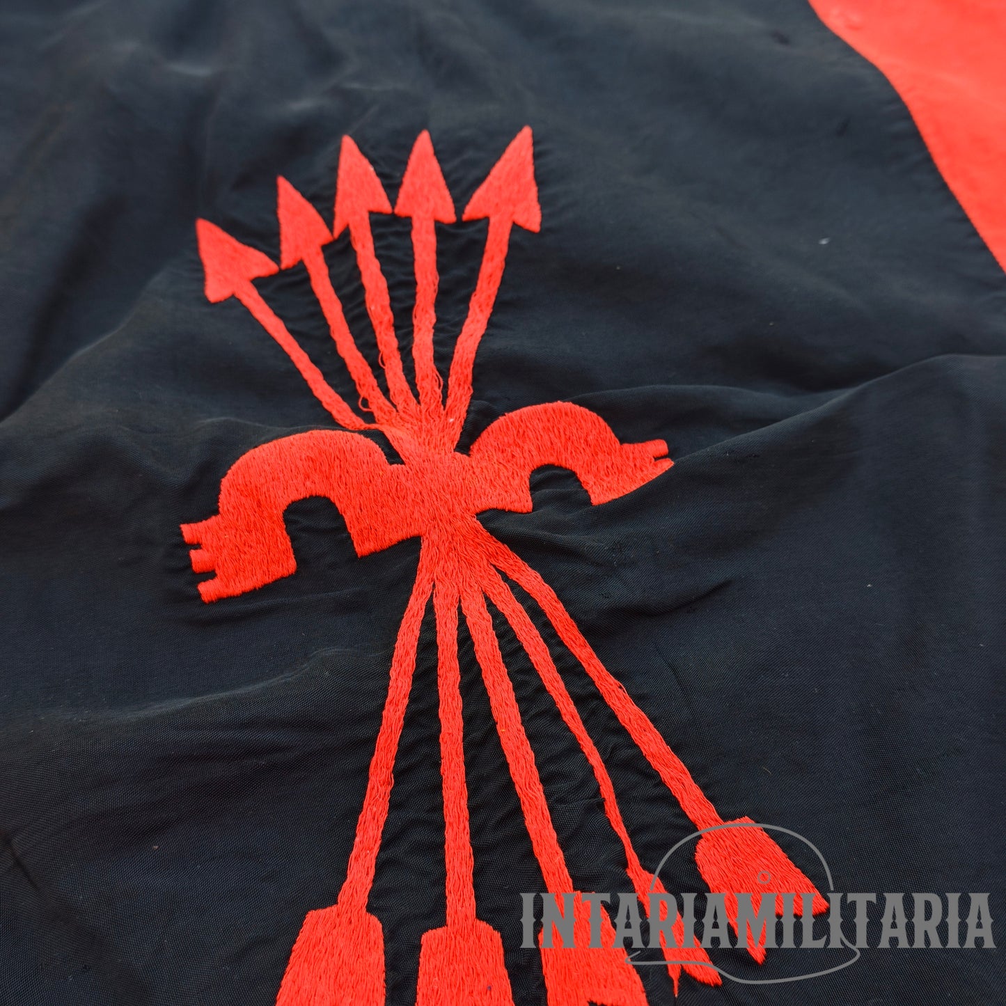 Bandera de Falange centuria almogávares. Época Franco
