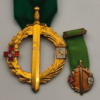 Spanish Civil War Volunteers Medal From León Province. With Mini