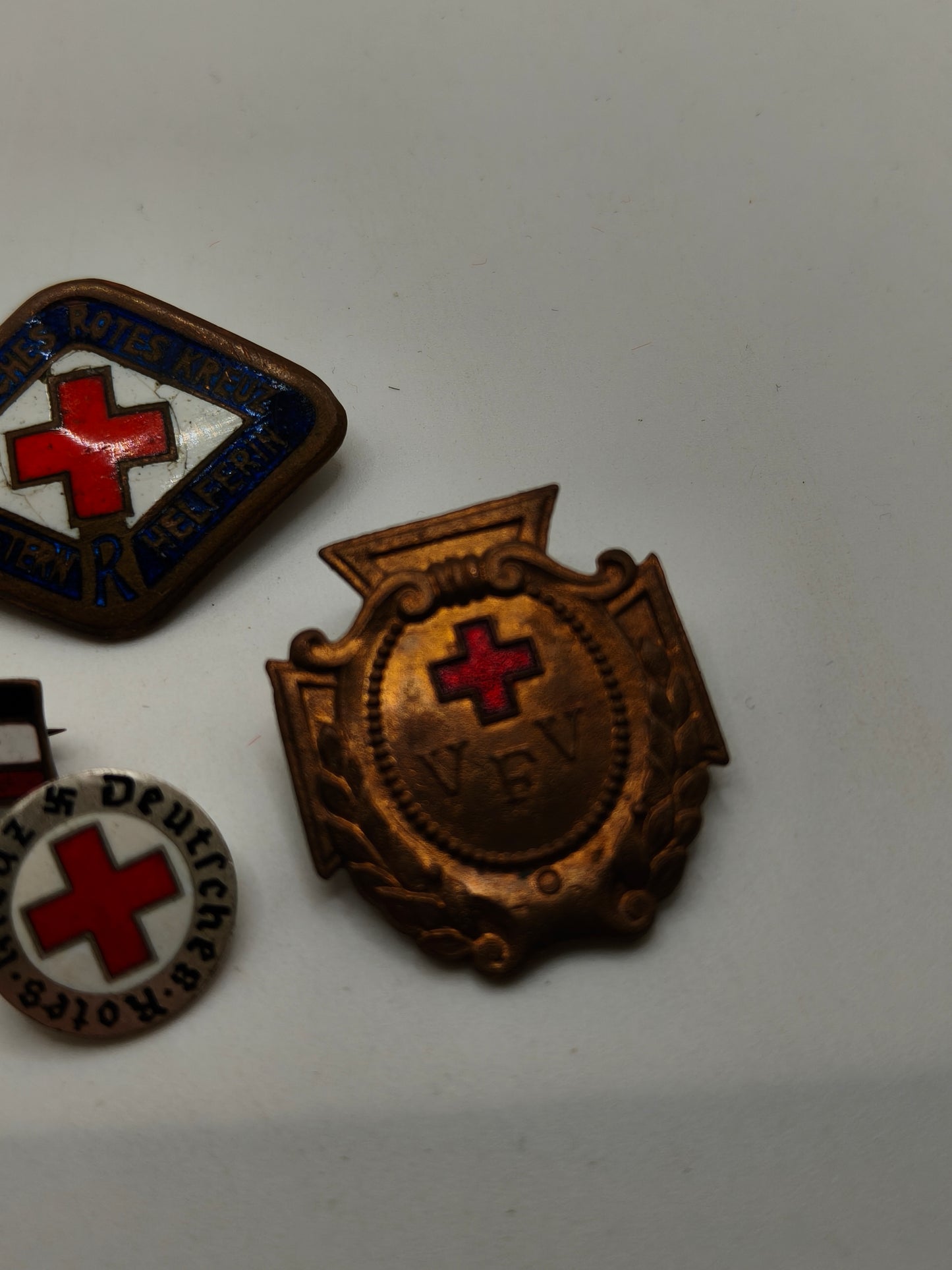 Lote insignias cruz roja alemana . IIWW and Post