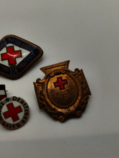 Lote insignias cruz roja alemana . IIWW and Post