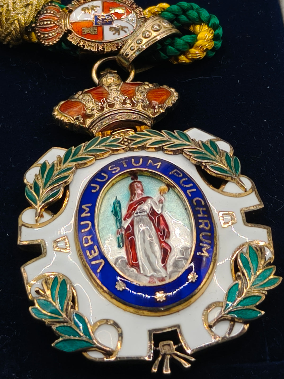 Enameled Medal Order of Scients and Arts Merit. Spain