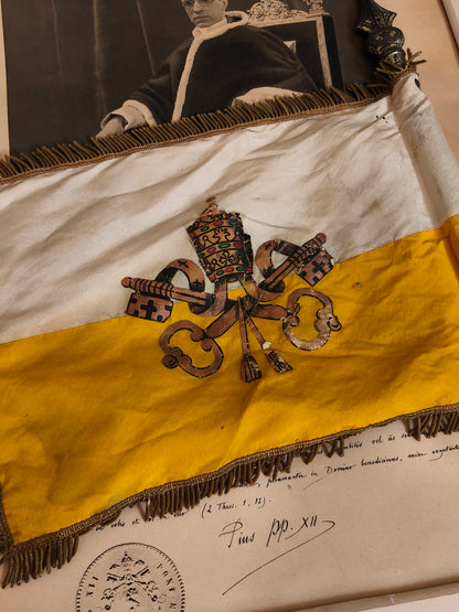 Bandera Vaticano y Diploma Pio XII.