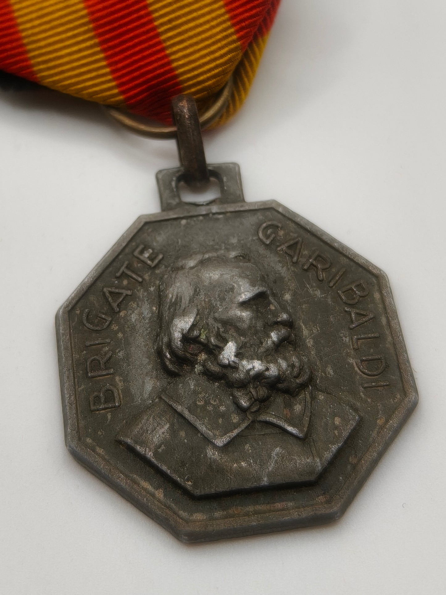 Medalla División Garibaldi con cinta guerra de España