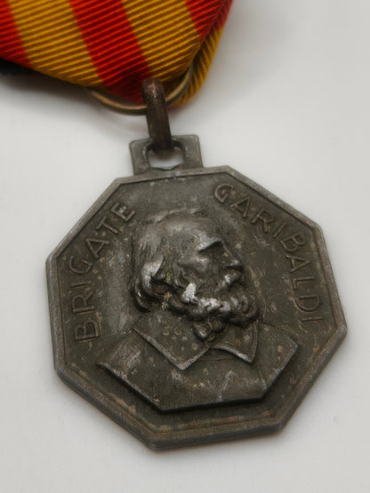 Medalla División Garibaldi con cinta guerra de España