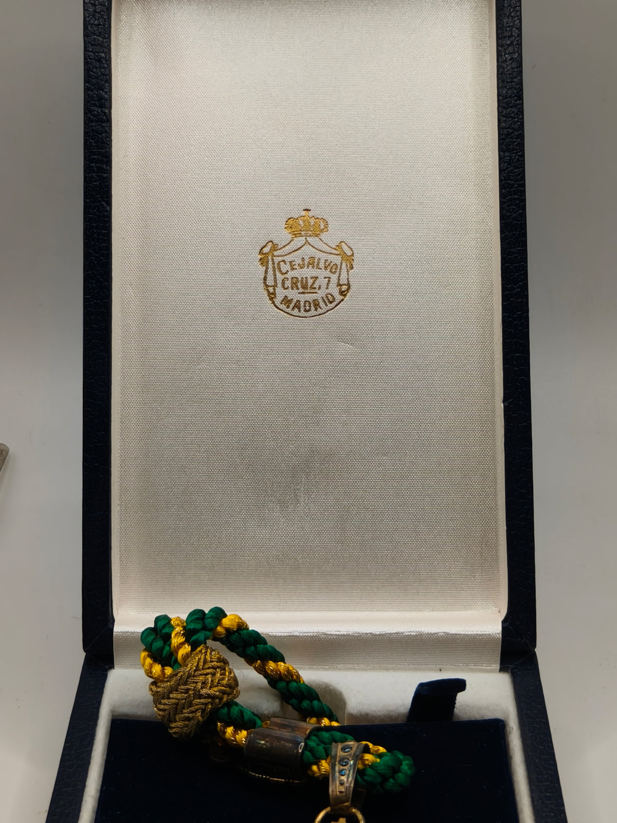 Enameled Medal Order of Scients and Arts Merit. Spain