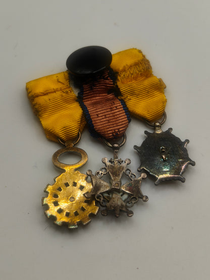 Pasador tres medallas miniatura Orden Ecuador, España .