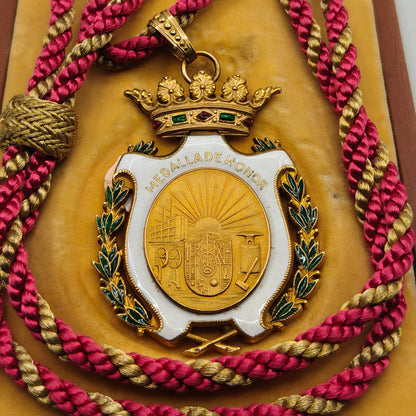 Spanish medal of honor in gold and enamels.