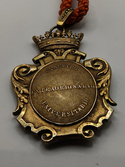 Medalla Claustro extraordinario . Época Franco. Plata dorada