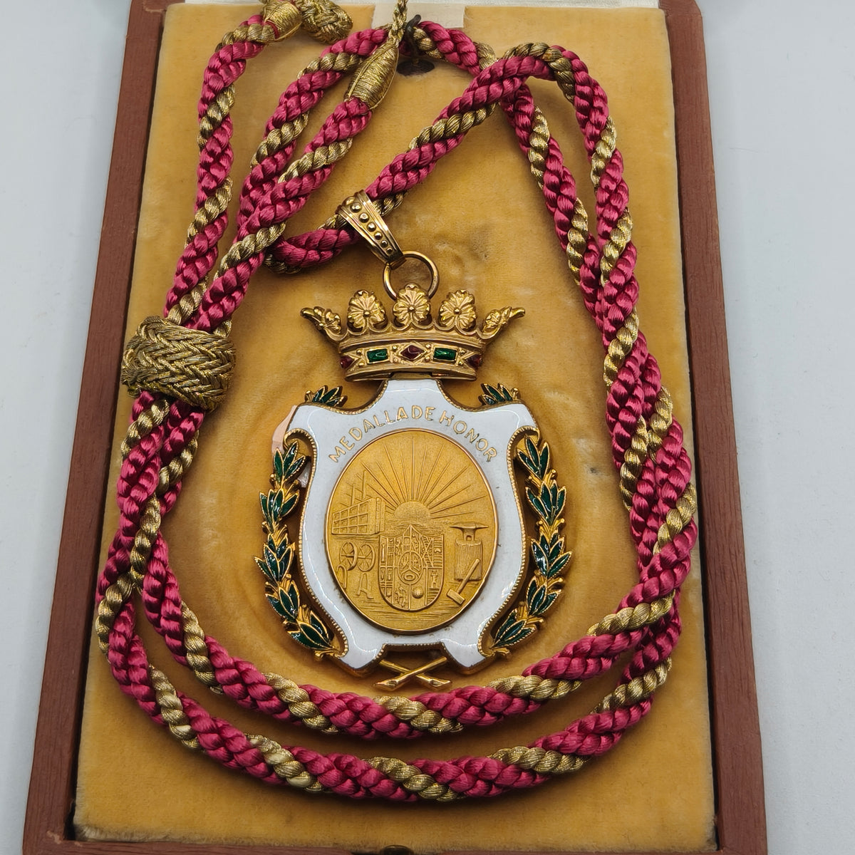 Spanish medal of honor in gold and enamels.