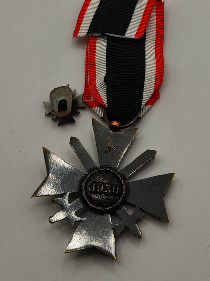 Medalla cruz KVK con espadas. Modelo español. Posguerra