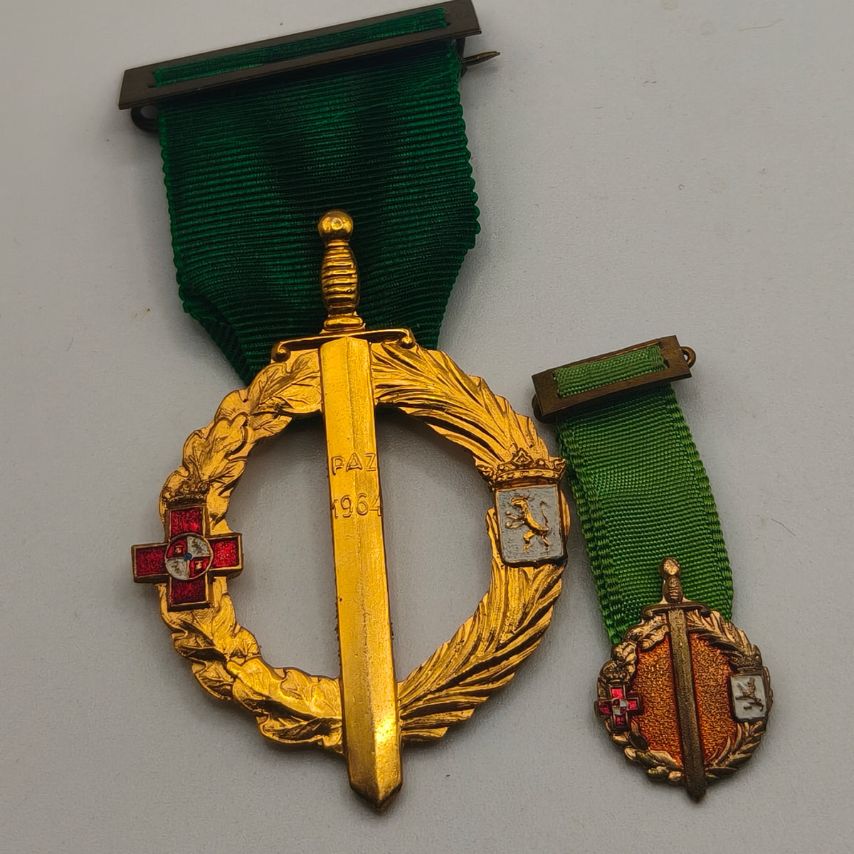 Spanish Civil War Volunteers Medal From León Province. With Mini