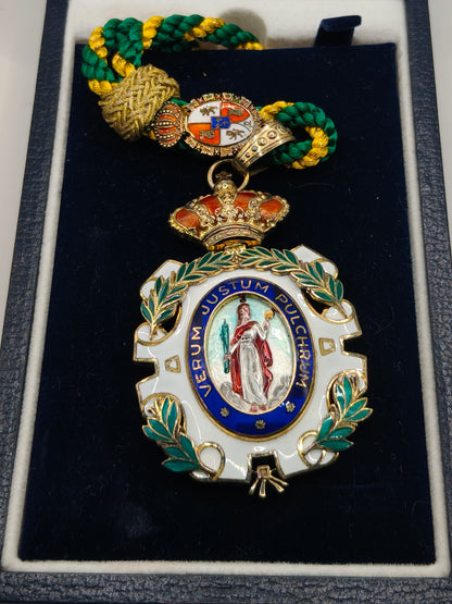 Enameled Medal Order of Scients and Arts Merit. Spain