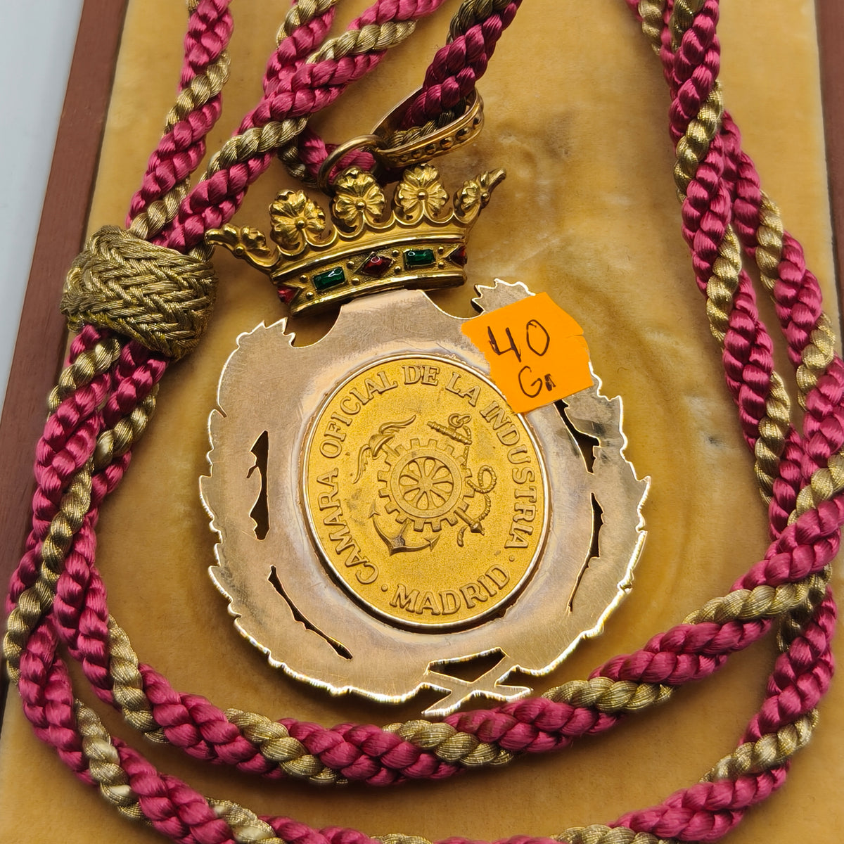Spanish medal of honor in gold and enamels.